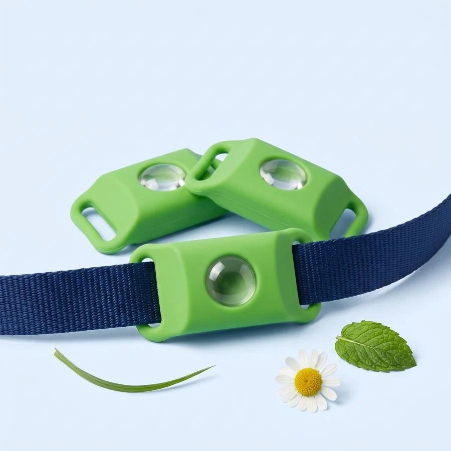 Drie Morbix Tags, één over een blauwe halsband, met kamille en pepermunt