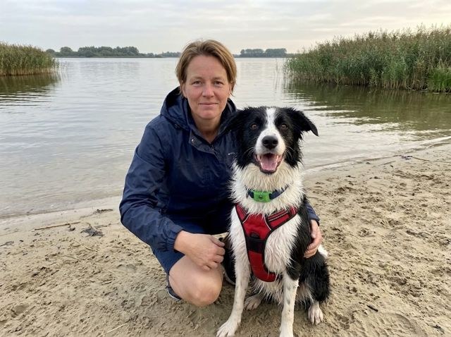 Lisa met haar hond Luna aan het meer